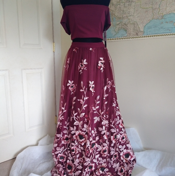 Off the shoulder two piece dress - Picture 4 of 8